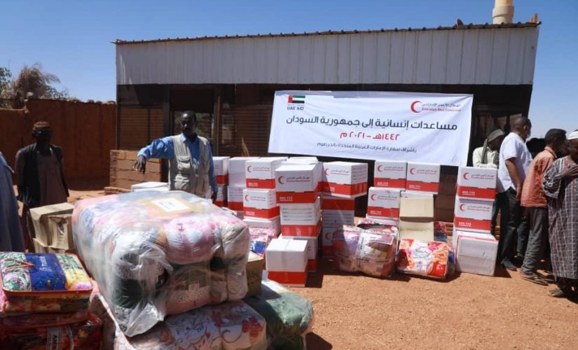 الهلال الاحمر الإماراتي يوزع مساعدات إنسانية بمنطقة الفتح بام درمان