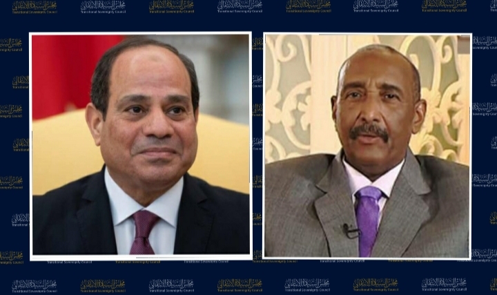 رئيس مجلس السيادة يستقبل الرئيس المصري بالقصر الجمهوري
