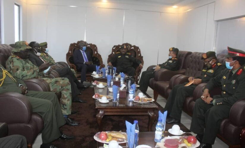 رئيس هيئة الأركان يلتقي بنائب وزير دفاع دولة جنوب السودان