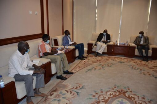 وزير الطاقة والنفط يبحث حاجة غرب دارفور للكهرباء والوقود