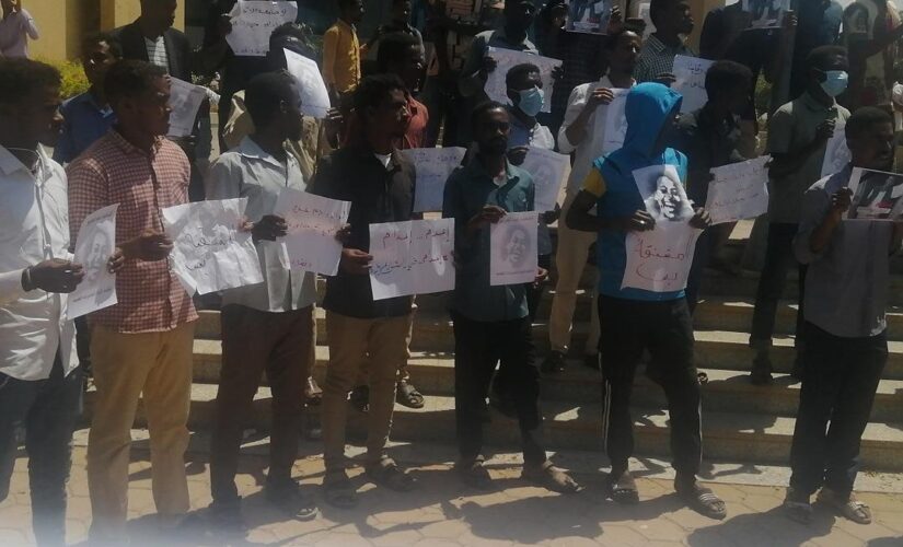طلاب ام درمان الاسلامية ينظمون وقفة احتجاجية امام وزارة العدل