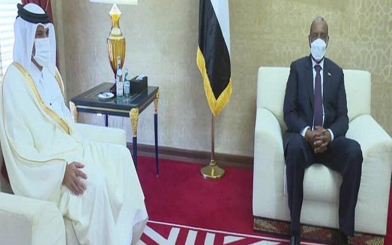 البرهان ورئيس الوزراء القطري يبحان العلاقات الثنائية بين البلدين