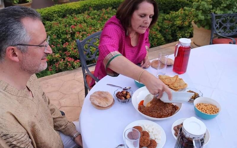 القائم بالاعمال الامريكي يشيد بالمأكولات والمشروبات السودانية في رمضان