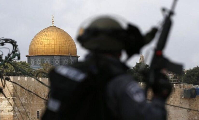 رغم الهدنة ..الجيش الإسرائيلي يقتحم المسجد الأقصى ويعتقل حارسه