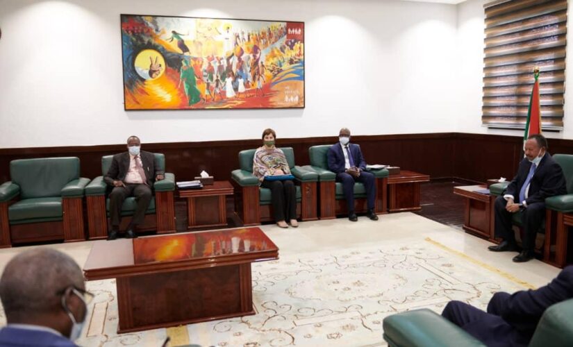 حمدوك يمتدح فريق التفاوض لرفع اسم السودان من قائمة الأرهاب