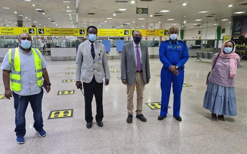 وزير الصحة يقف على تجهيزات الحجر الصحي بمطار الخرطوم