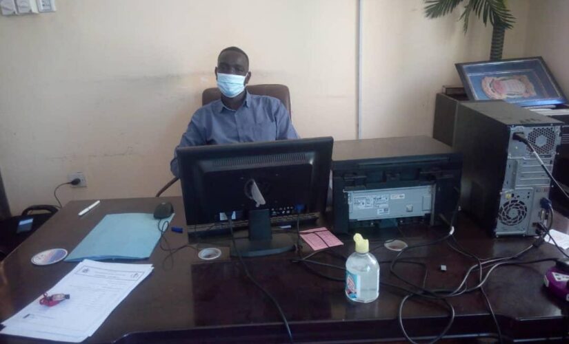 مديرالرعاية الصحية بشرق دارفور يقف علي وصول لقاح كوفيد (19)