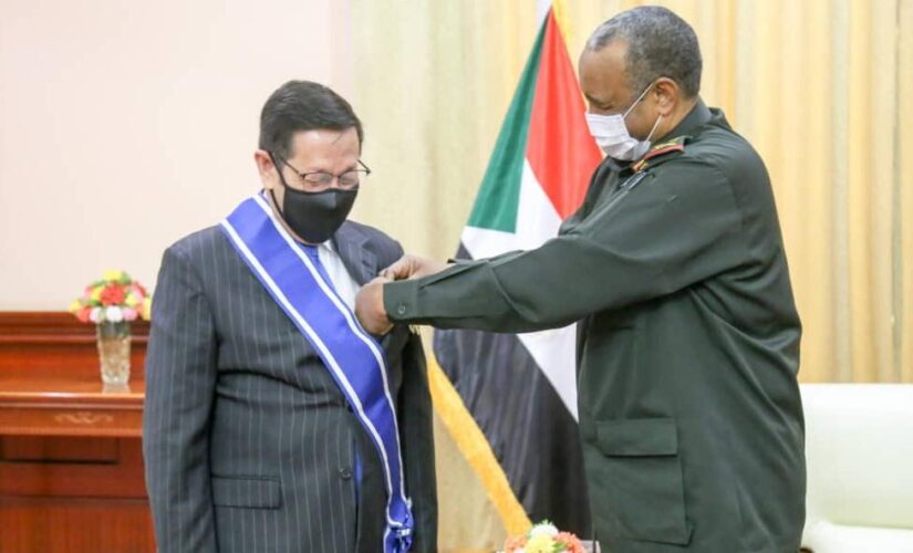 البرهان يمنح السفير الموريتاني بالخرطوم وسام النيلين من الطبقة الأولى