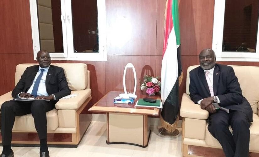 وزير المالية يلتقى نظيره بدولة جنوب السودان