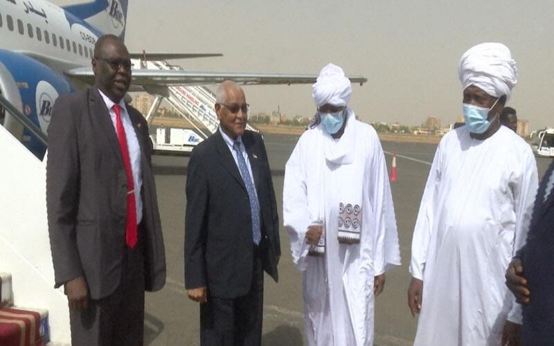 صديق تاور يعود للبلاد بعد زيارة رسمية لجنوب السودان
