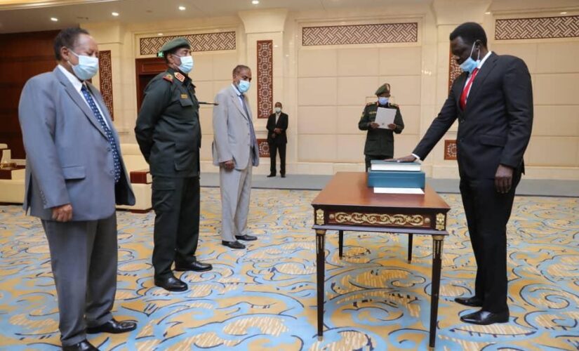 مناوي يؤدي القسم حاكما لاقليم دارفور