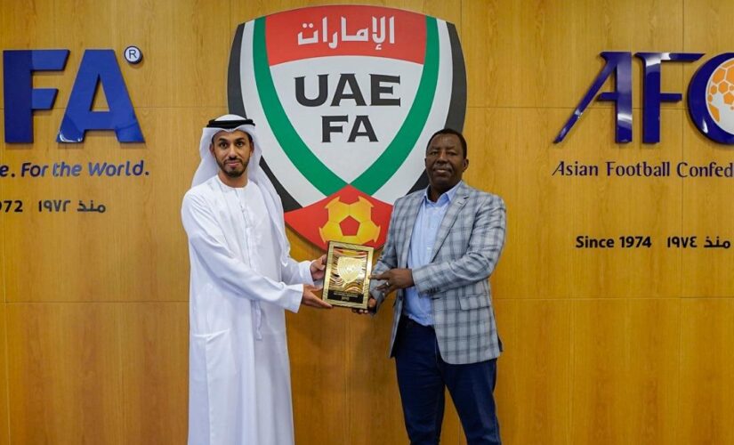 اتحاد الكرة يبحث مع نظيره الإماراتي تعزيز التعاون المشترك
