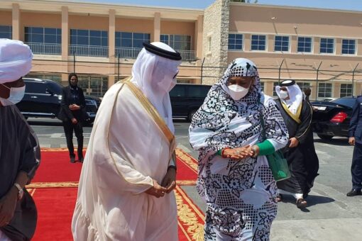 وزيرة الخارجية تعود للبلاد بعد زيارة ناجحة للبحرين