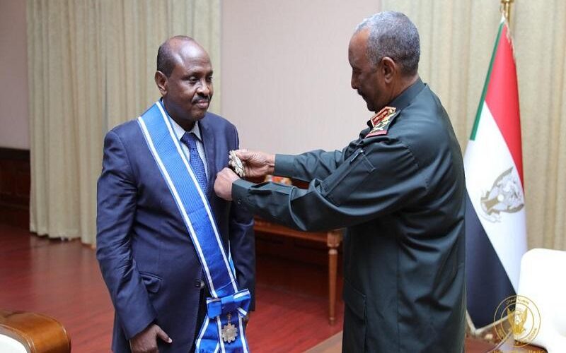 البرهان يمنح سفير جيبوتي بالخرطوم وسام النيلين من الطبقة الأولى