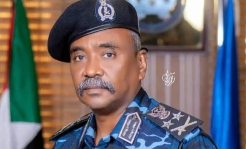 وزير الداخلية يطمئن على الوضع الأمني والجنائي بولاية الخرطوم