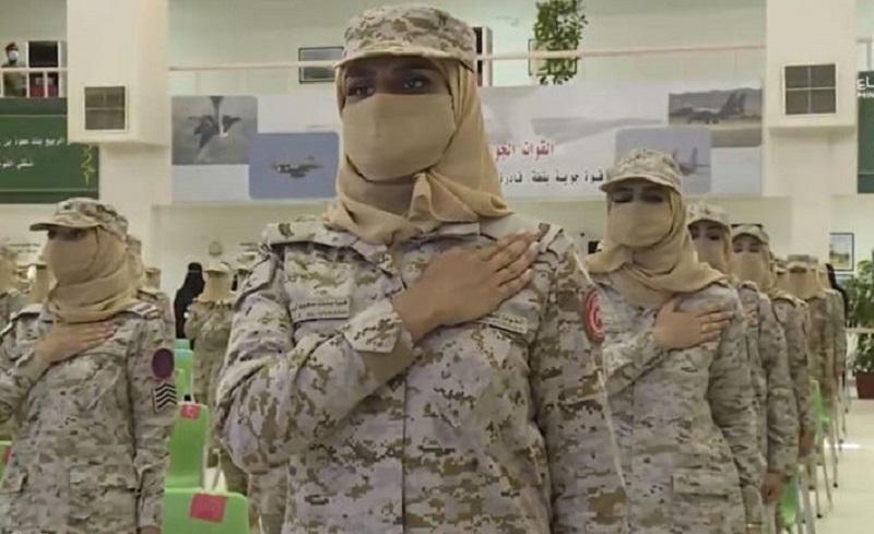 تخريج أول دفعة نسائية بالقوات المسلحة السعودية