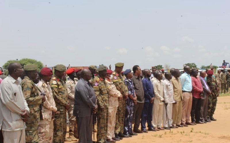 والي غرب دارفور يخاطب قواته بمعسكر التحالف السوداني بالجنينة