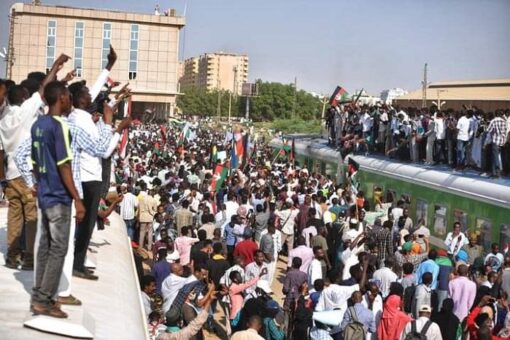 مئات الالاف يتظاهرون في الخرطوم تأييدا للانتقال الديوقراطي ومدنية الدولة
