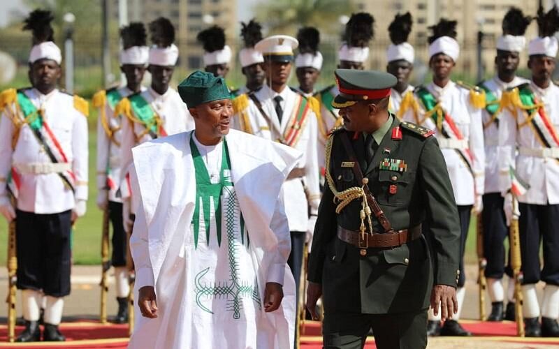 رئيس مجلس السيادة الإنتقالي يتسلم أوراق اعتماد سفير نيجيريا بالخرطوم