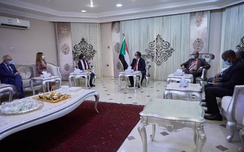 حمدوك يستقبل سفيرةفرنسا لدى السودان ويتلقى دعوة لمنتدى باريس للسلام