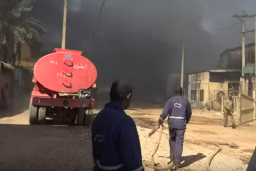الدفاع المدني ولاية الخرطوم يسيطر على حريق بمصنع للبلاستيك بامدرمان