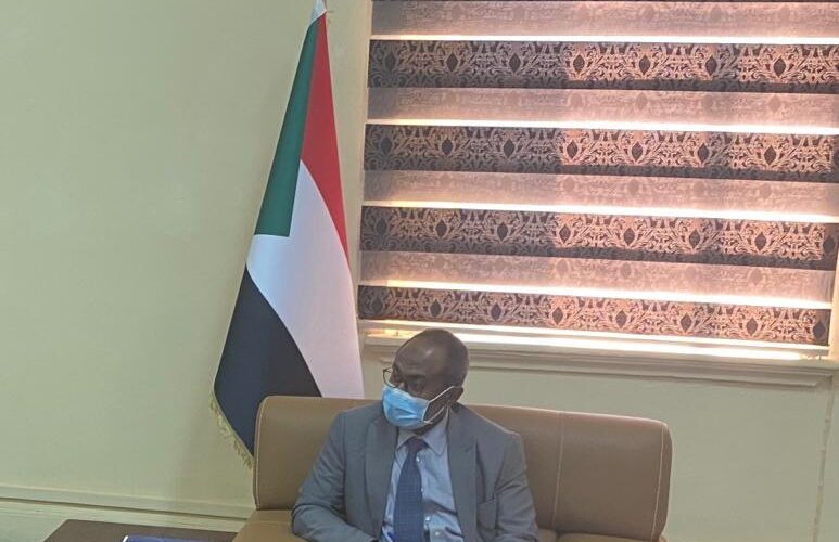 عضو مجلس السيادي الانتقالي د.عبدالباقي يبحث الوضع الصحي بالبلاد