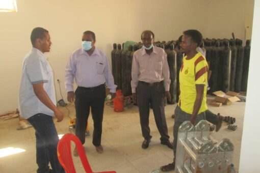 مدير عام الصحة بالجزيرة يقف ترتيبات تشغيل محطة الغازات الطبية