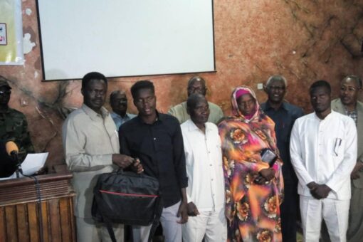 مناوي:تخصيص جائزة إقليم دارفور للمتفوقين في شهادتي الثانوي والأساس