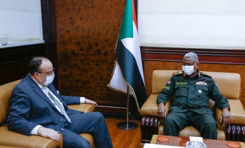 ياسر العطا يلتقي السفير المصر لدى السودان