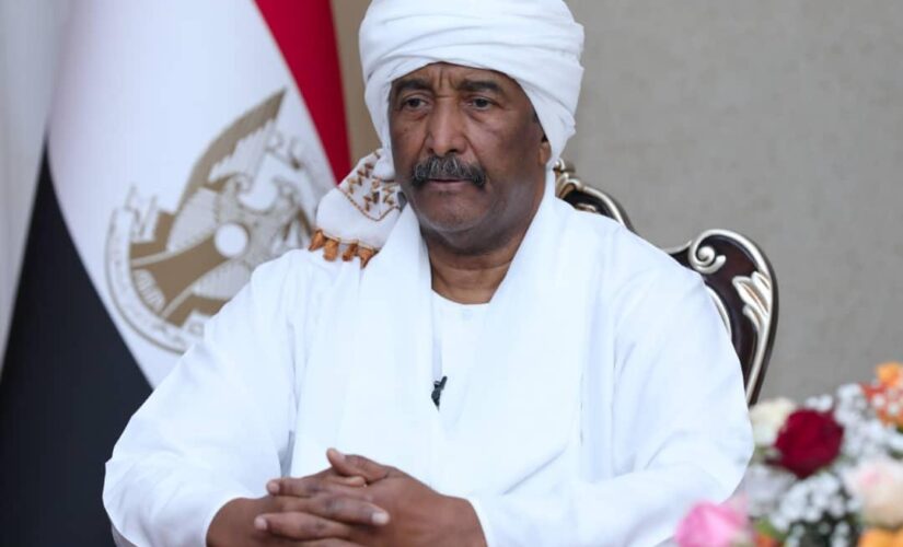 رئيس مجلس السيادة يتلقى برقية تهنئة بالاستقلال من سلطان عمان