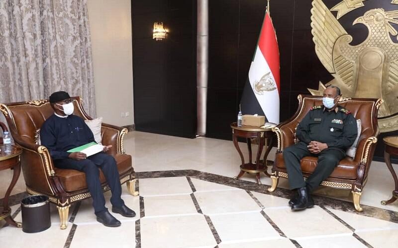 البرهان يتسلم رسالة خطية من رئيس مفوضية الاتحاد الأفريقي