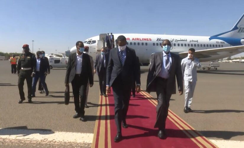 نائب رئيس مجلس السيادة يعود للبلاد بعد زيارة رسمية لإثيوبيا
