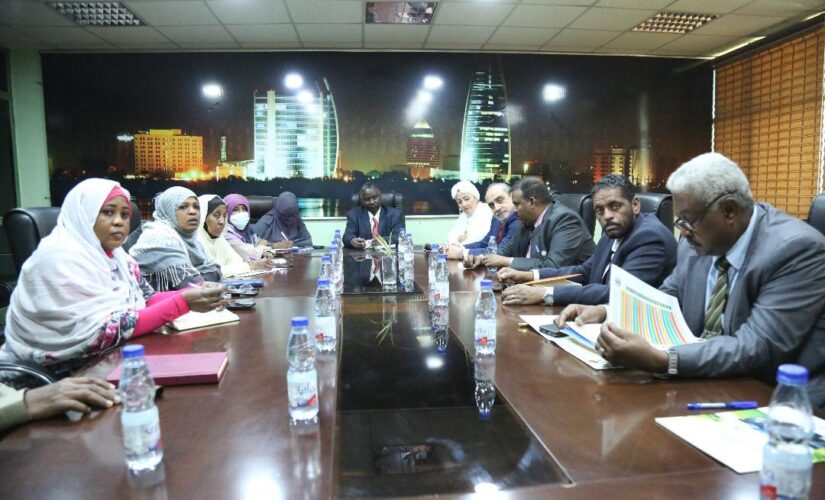 وزارة الصناعة بالخرطوم تبحث الشراكة مع اتحاد المصدرين والموردين العرب