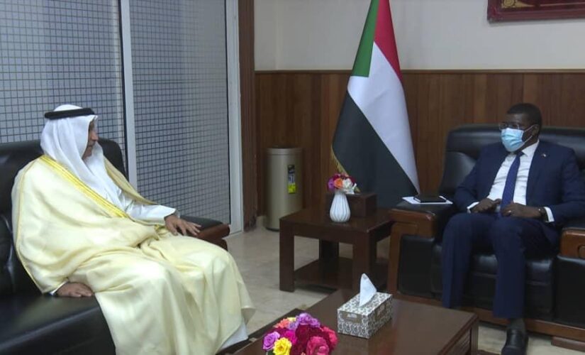 عضو السيادي الطاهر حجر يلتقي السفير الكويتي بالخرطوم