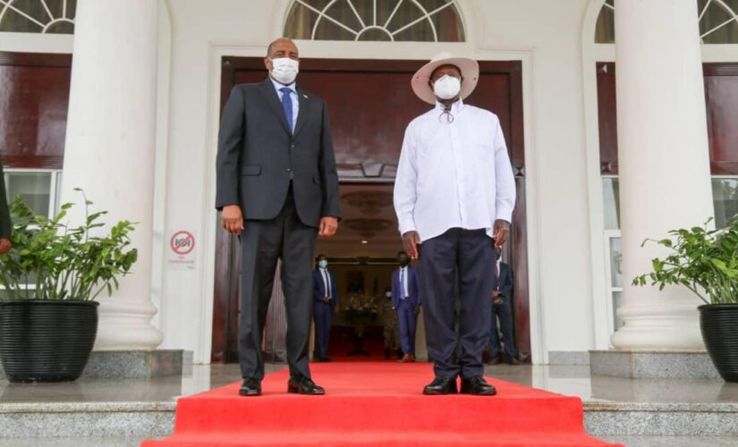 لدى لقائه البرهان..الرئيس اليوغندي يشددعلى ضرورة التوافق والإجماع الوطني