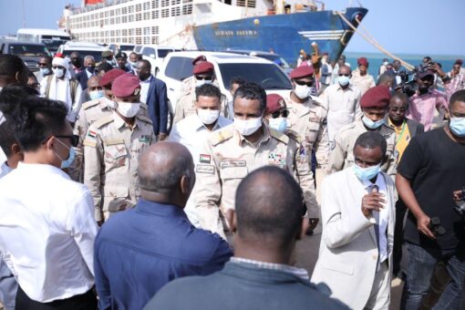نائب رئيس مجلس السيادة الانتقالي يزور ميناء هيدوب بالبحر الأحمر