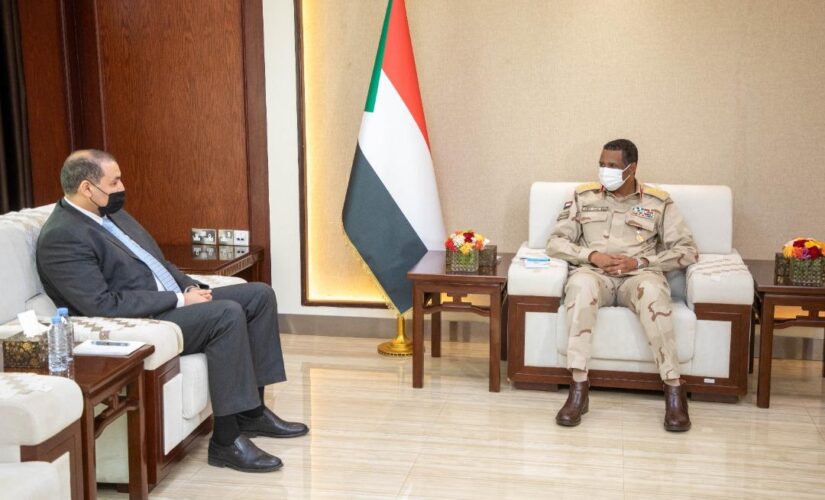 نائب رئيس مجلس السيادة يلتقي السفير الليبي بالخرطوم