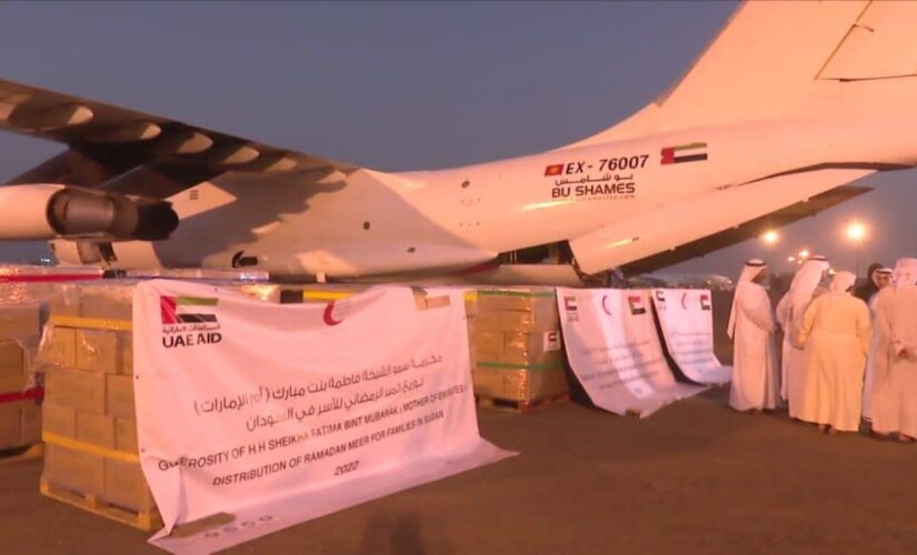 الأمين العام لمجلس السيادة يستقبل طائرة المساعدات الإماراتية