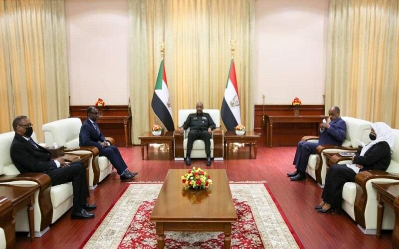 البرهان يؤمن على ضرورة تبني الدبلوماسية السودانية للمصالح القومية العليا