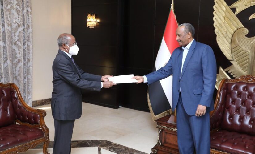 البرهان يتسلم رسالة من الرئيس الأريتري أسياسي أفورقي