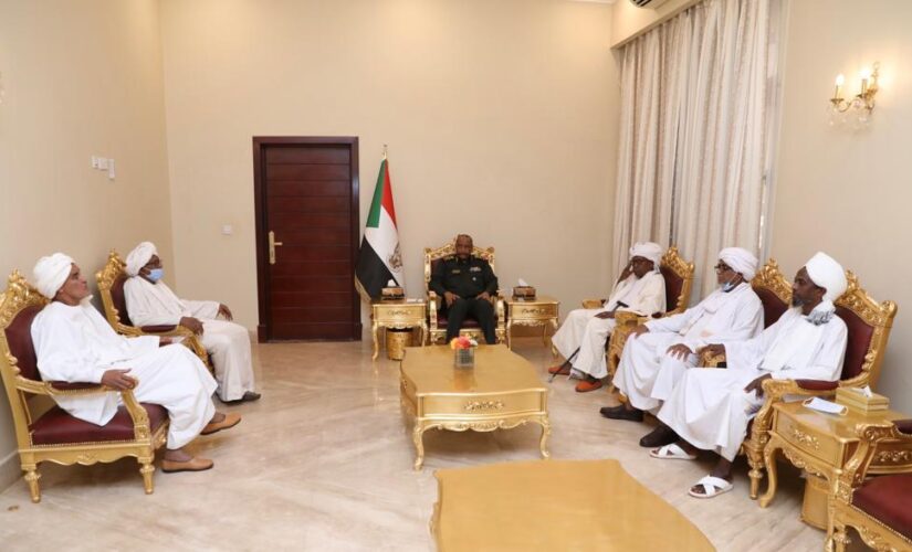 البرهان يشيد بجهود مجلس حكماء السودان في حل الأزمة السياسيةالراهنة