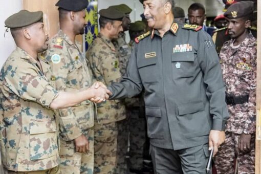 القائد العام للقوات المسلحة يتلقى تهاني العيد بالقيادة العامة