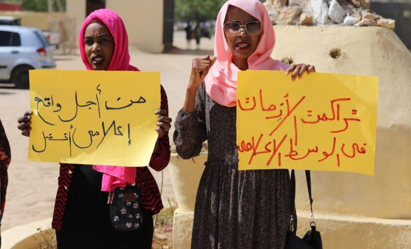 وقفة إحتجاجية للعاملين بهيئة إذاعة وتلفزيون ولاية وسط دارفور