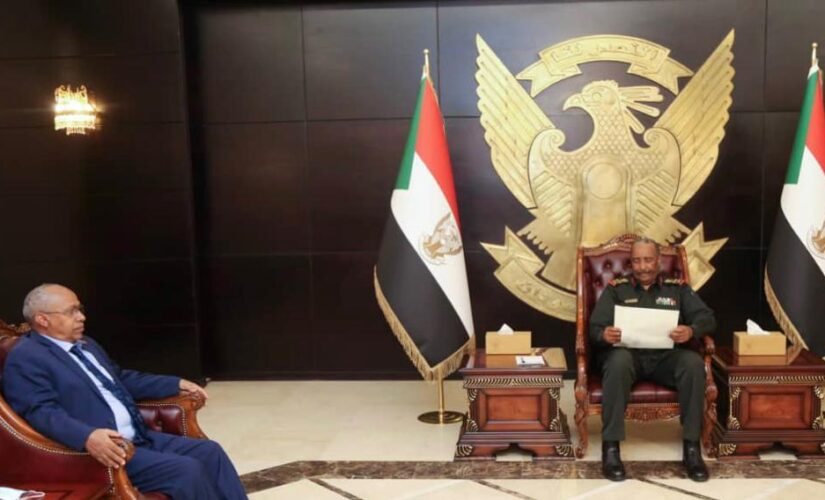 البرهان يتسلم رسالة خطية من الرئيس الإريتري إسياس افورقي