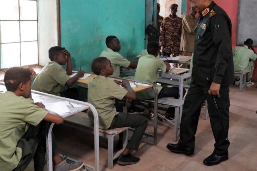 القائد العام يزور مركز إمتحانات شهادة الأساس بمدرسة سلاح المدرعات
