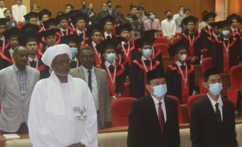 مدير جامعة القرآن الكريم يشهد حفل تخرج طلاب إندونيسيا بالسودان