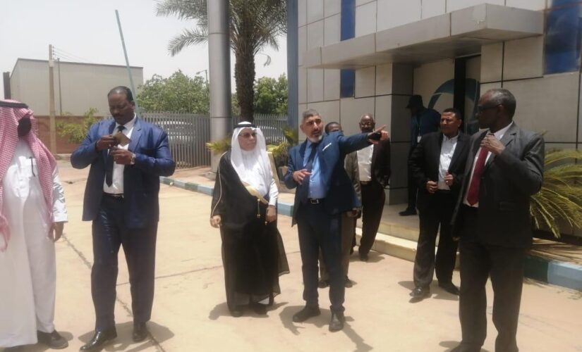 السفير السعودي يزور مصنع تبوك للأدوية بالخرطوم بحري