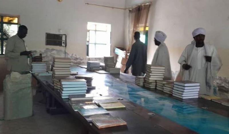 الشؤون الدينية بالنيل الأزرق توزع مكتبات للمجمعات الإسلامية