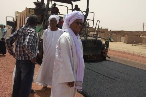 وزير البني التحتية بنهر النيل يشهد سفلتة طريق خليوه
