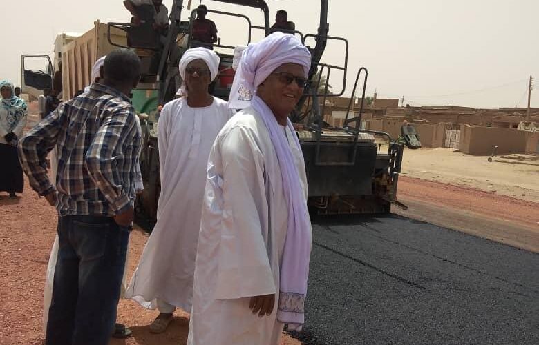 وزير البني التحتية بنهر النيل يشهد سفلتة طريق خليوه